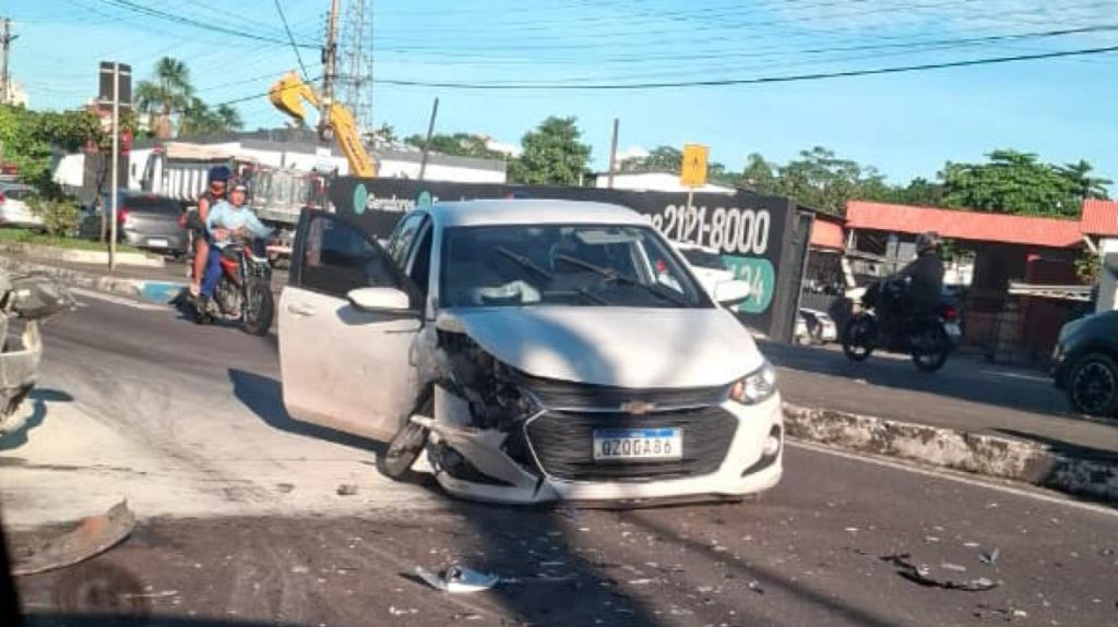 Carro em chamas causa engarrafamento na Avenida Ephigênio Salles em Manaus