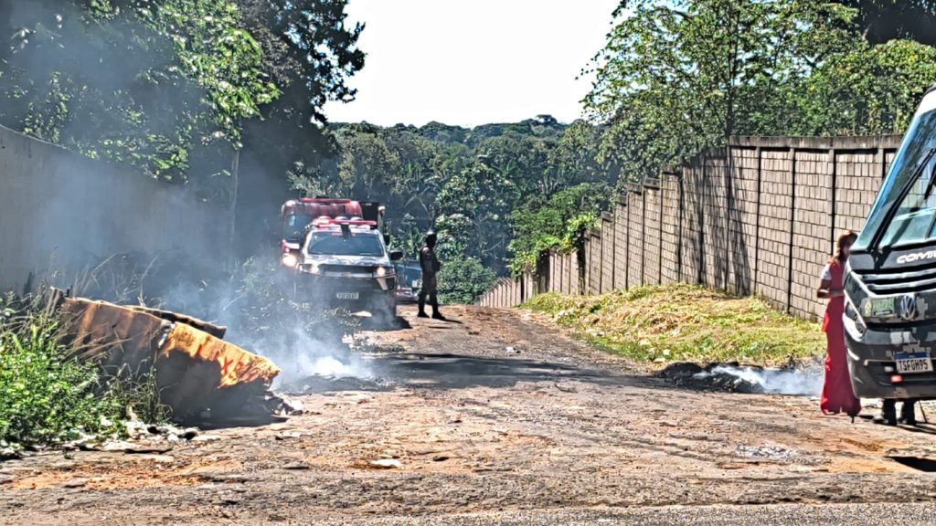 Trator é incendiado durante reintegração de posse no Tarumã