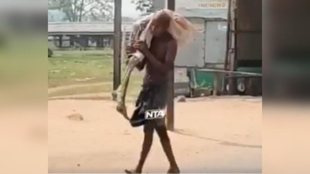 Homem leva ossos da irmã ao banco para tentar sacar dinheiro na Índia