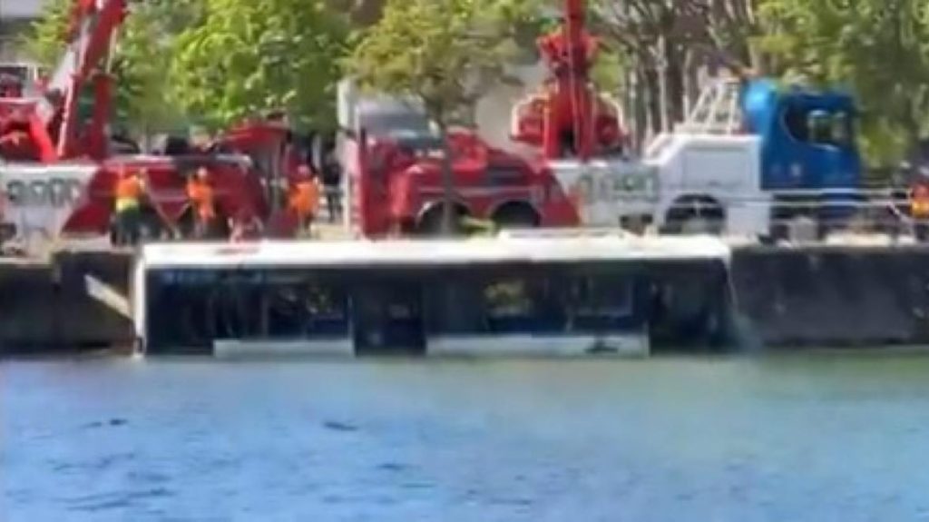 Ônibus escolar cai no rio Sena após motorista perder controle na França