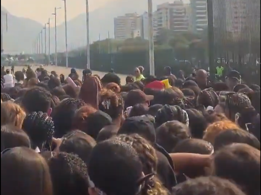 Fãs derrubam portão para entrar em show de Luan Santana no Rio