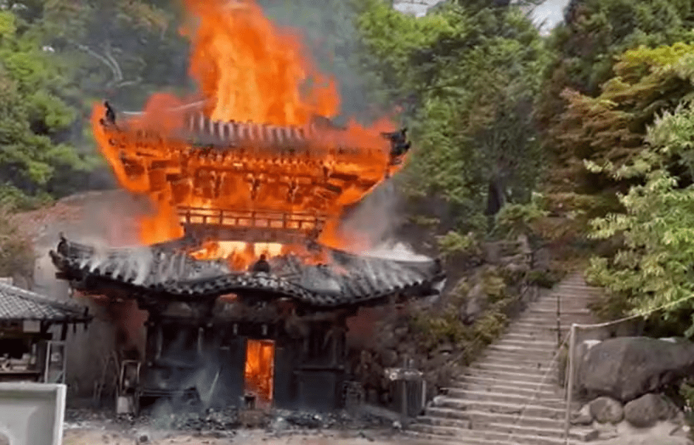 Incêndio devasta templo da 'chama eterna' em Hiroshima, Japão