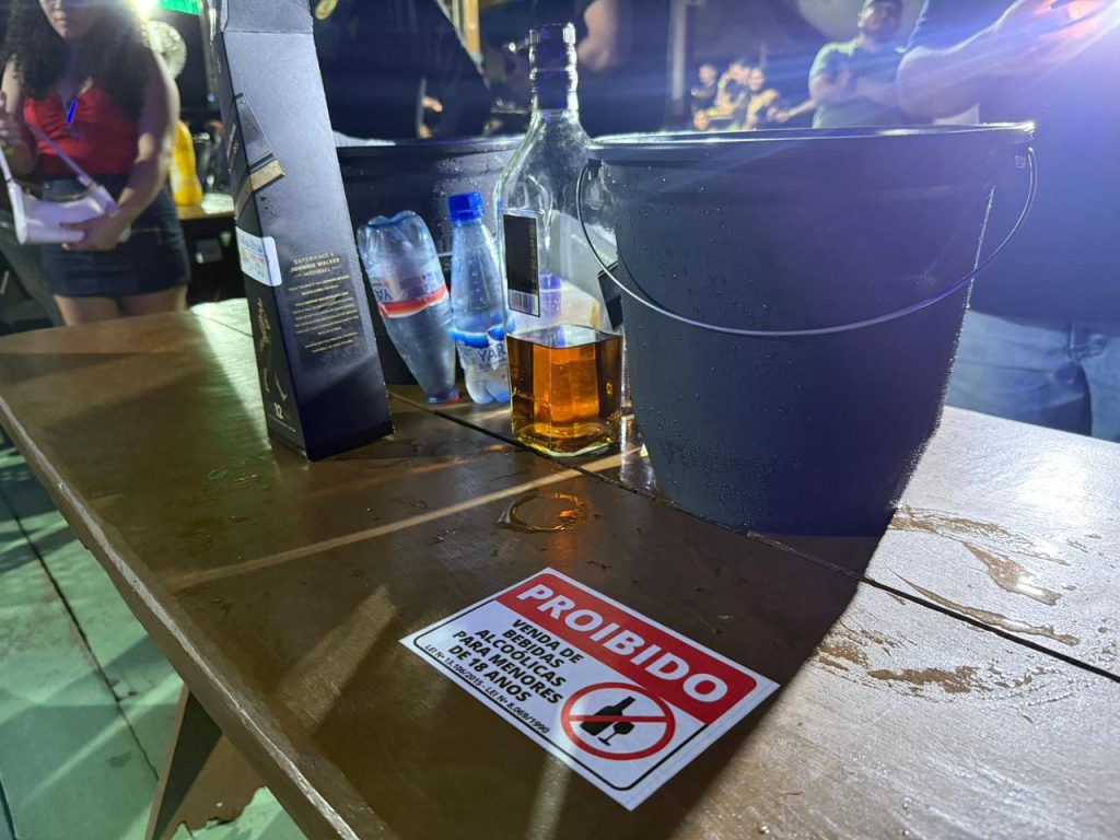 Fiscalização em flutuante de Manaus flagra adolescentes com álcool