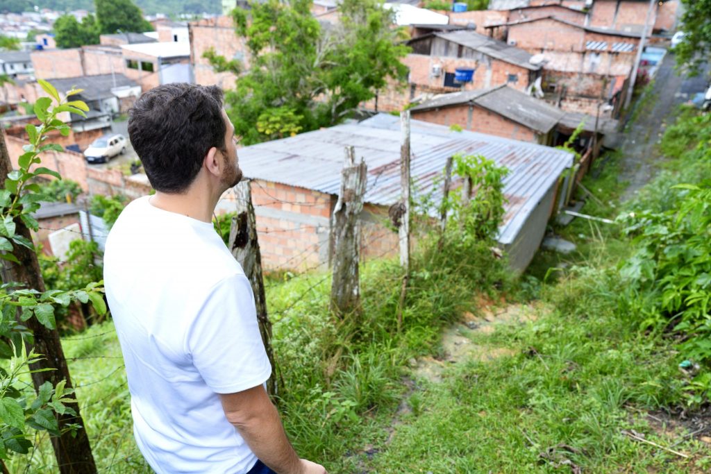 Prefeito determina construção de escada em loteamento no Nova Cidade