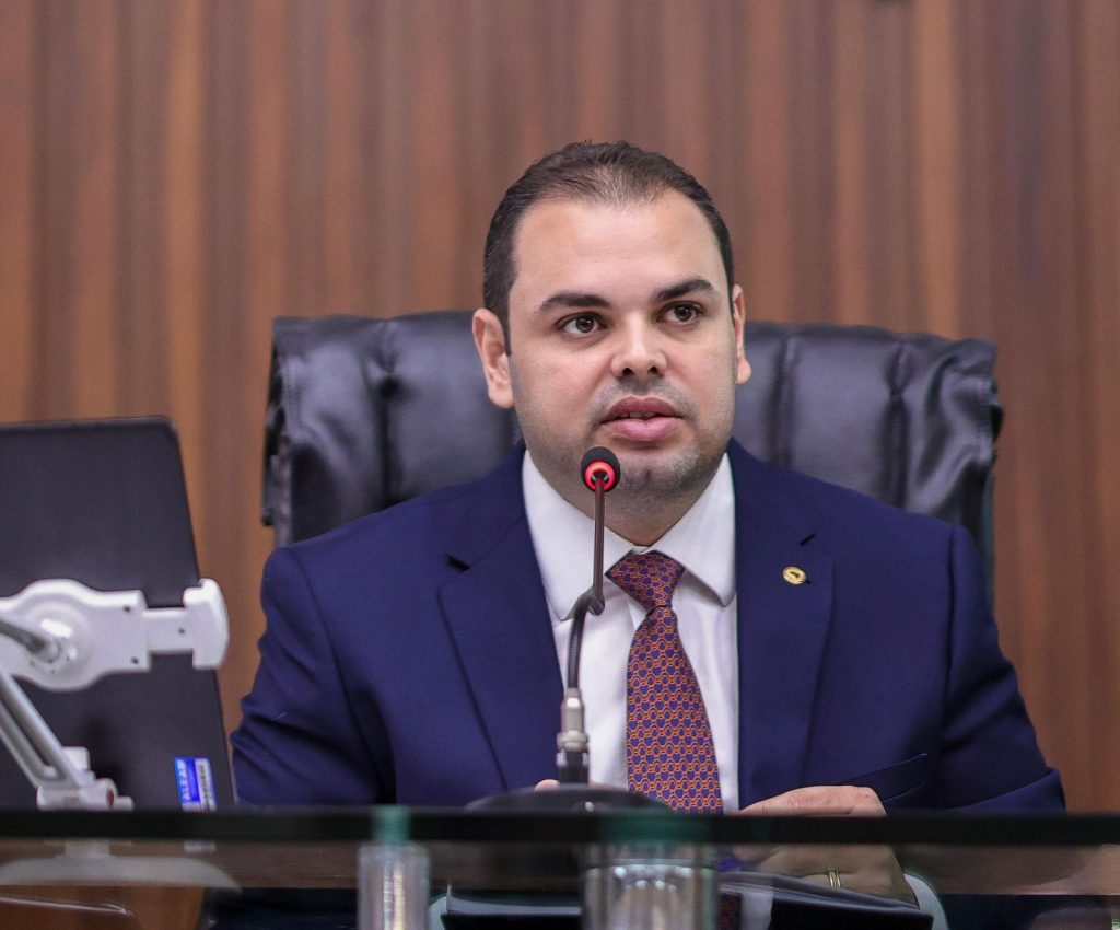 Roberto Cidade é eleito governador-tampão do Amazonas por unanimidade