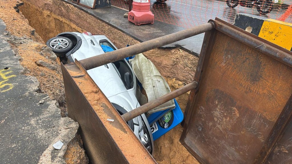 Carro cai em vala de obra no bairro Nova Cidade, em Manaus