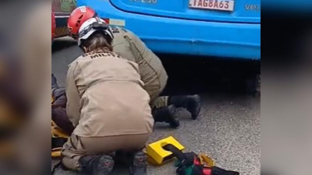 Criança fica ferida em acidente entre moto e ônibus no Jorge Teixeira
