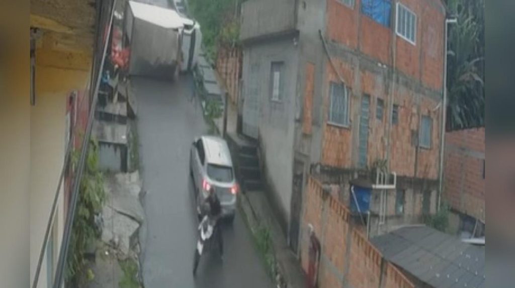 Passageiro salta de caminhão desgovernado e evita acidente em Manaus