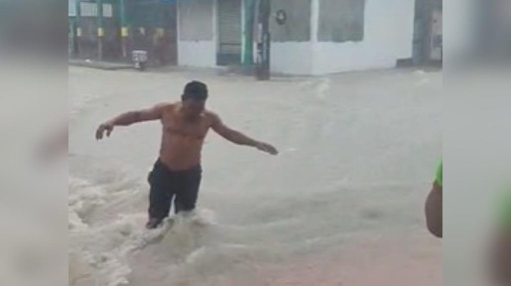 Chuva intensa causa alagamentos e veículo fica preso em Manaus