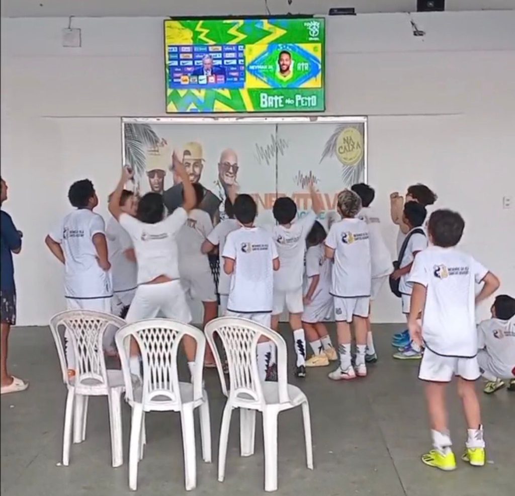 Meninos da Vila em Manaus comemoram convocação de Neymar para Copa 2026