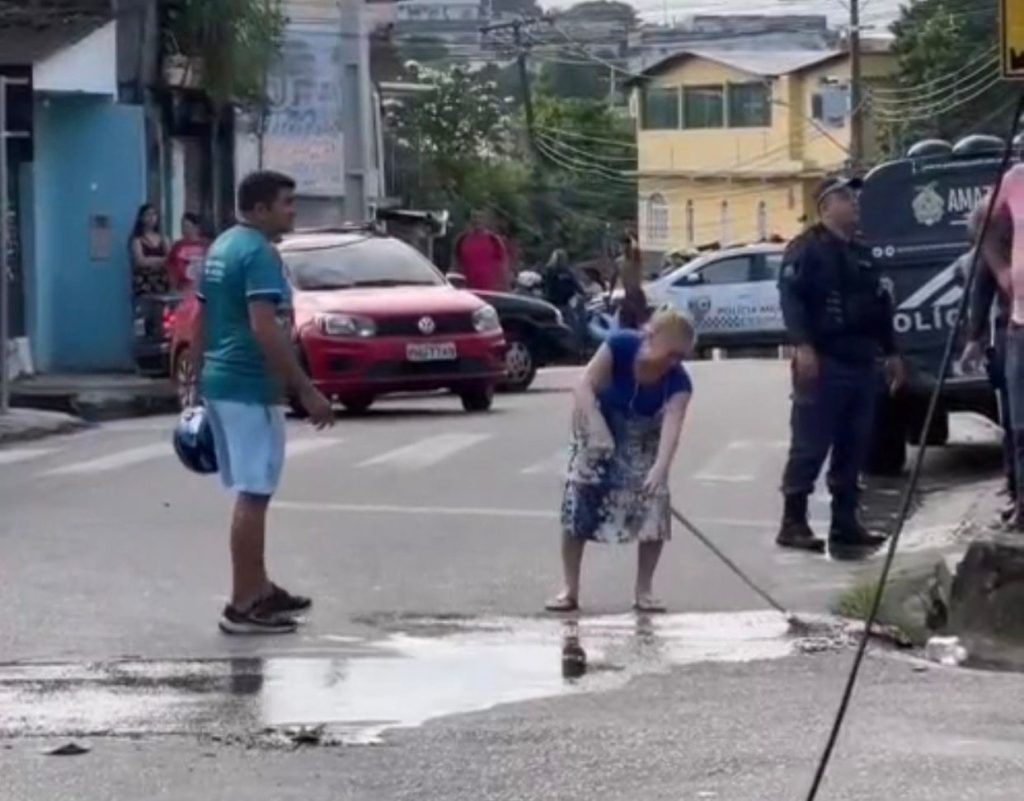Mãe limpa local do acidente fatal do filho na rua Independência em Manaus
