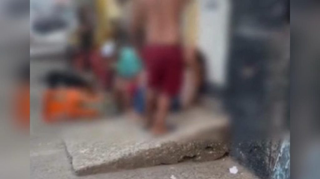 Mulher é agredida com chicotadas em frente a bar em Santa Luzia