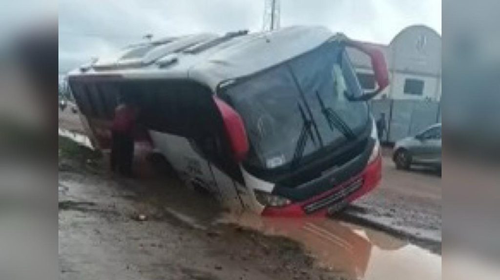 Ônibus fica preso em cratera de lama no Cacau Pirêra, Iranduba