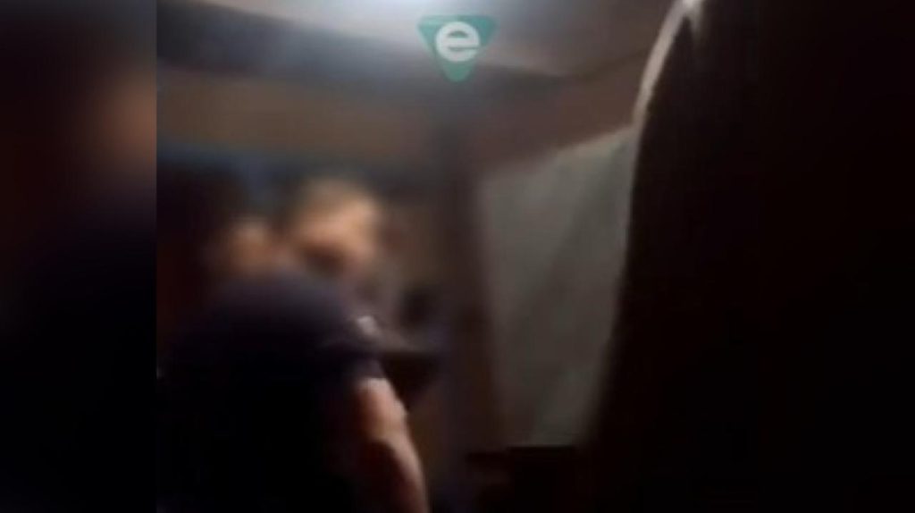 Vídeo mostra policial militar dando tapa em mulher e soco em homem algemado em Eirunepé
