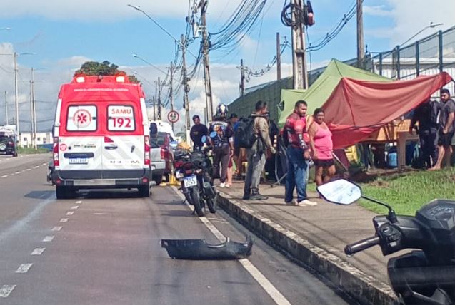 Motorista perde controle e atinge barraca na avenida Rapidão em Manaus