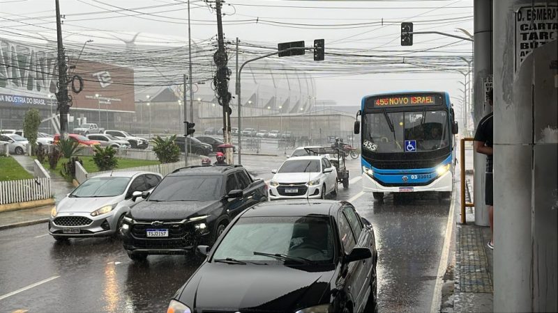 Chuvas fortes causam alagamentos e deslizamentos em Manaus