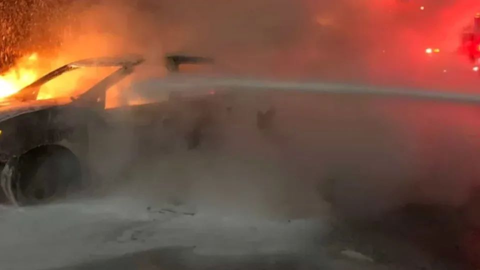 Motorista bate carro de luxo na Barra Funda e não é localizado