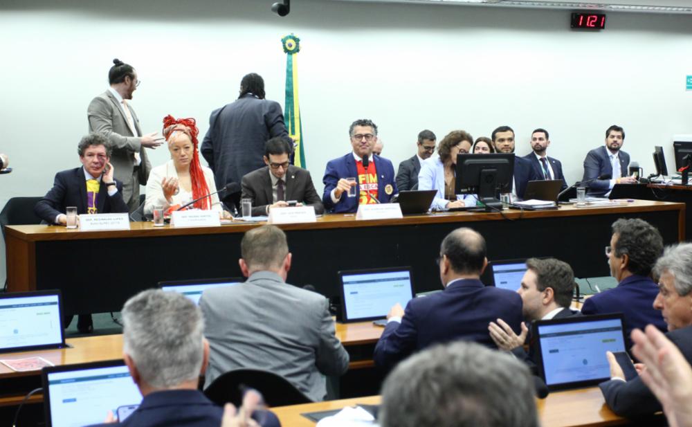 Comissão da Câmara aprova PEC que reduz jornada e extingue escala 6×1