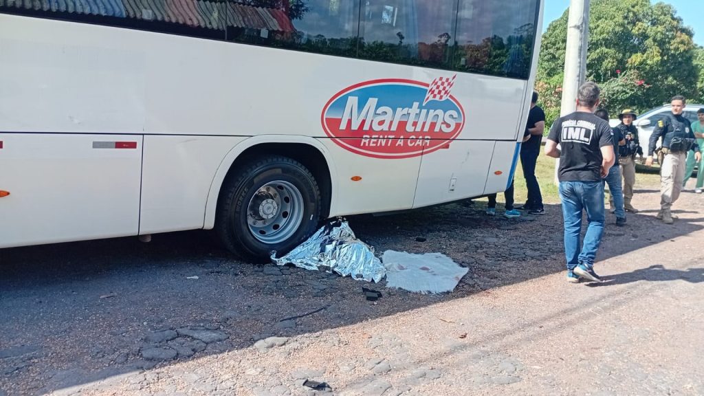 Casal morre após colisão entre motocicleta e ônibus na BR-174 em Manaus