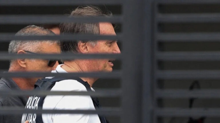 Polícia Federal faz busca na casa de Bolsonaro por ordem do STF