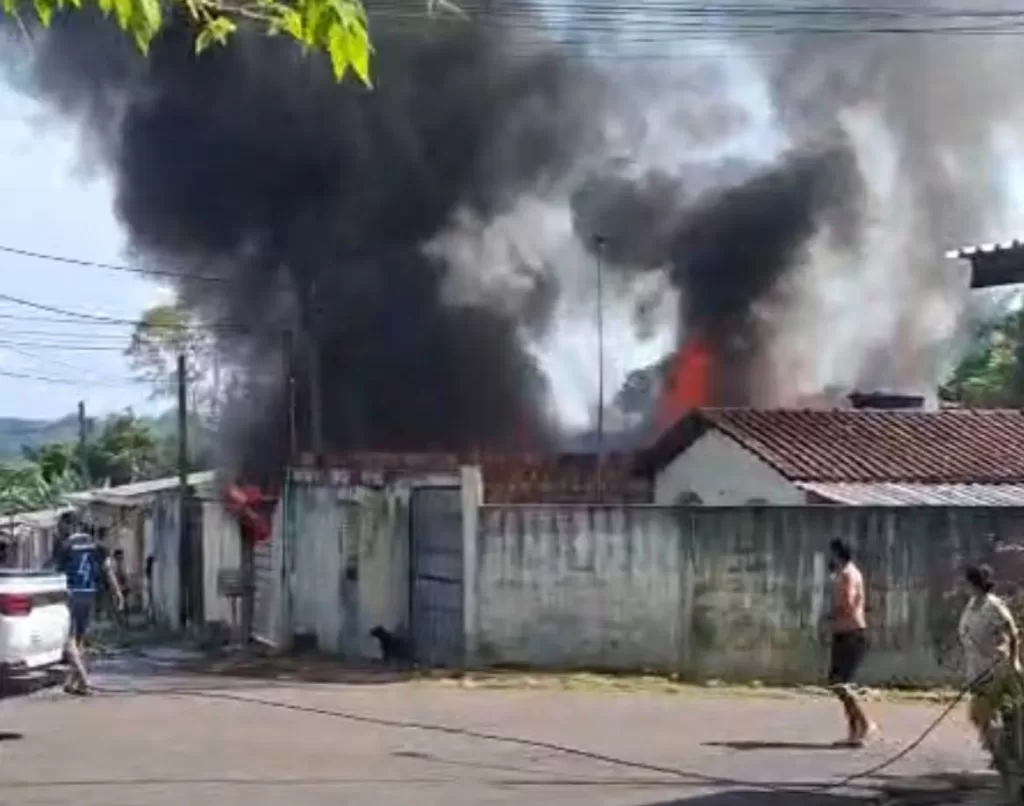 Incêndio destrói casa e dois carros na Zona Norte de Manaus
