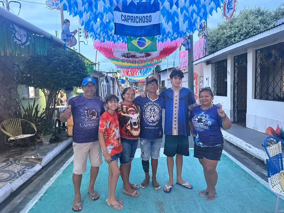 Parintins celebra Festival e Copa do Mundo com ruas coloridas