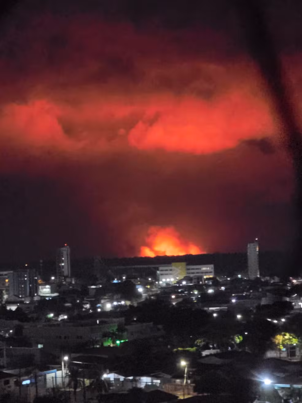 Entenda o fenômeno do céu vermelho em Porto Velho durante temporal
