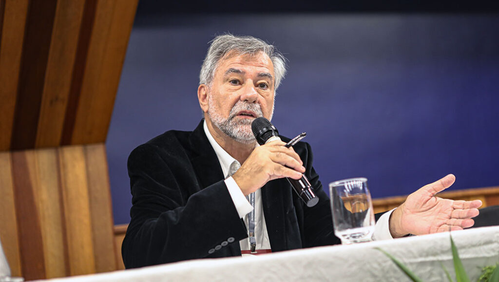 Cientista alerta sobre esgotamento dos recursos naturais e pede mudança econômica